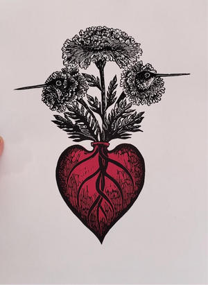 DANIELA RAM  “ST“ (COLIBÍ FLOR EN JARRON CORAZÓN) XILOGRAFÍA